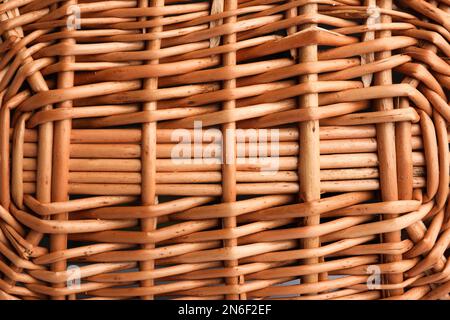 Handgefertigter Korb aus natürlichem Material als Hintergrund, Nahaufnahme Stockfoto