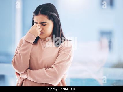 Kopfschmerzen, Stress oder Angst bei einer indischen Frau mit verschwommenem Hintergrund, die unter Schmerzen oder Burnout leidet. Compliance, psychische Gesundheit oder Fehler und A Stockfoto