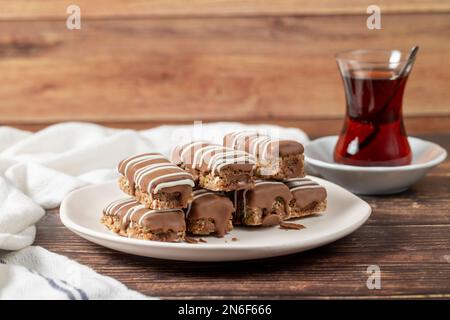 Schokoladenkekse. Backwaren. Schokoladenkekse auf Holzhintergrund. Schließen Stockfoto