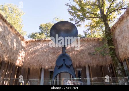 Blick auf den USA-Pavillon mit Kunstwerken von Simone Leigh auf der Biennale 2022 in Venedig Stockfoto