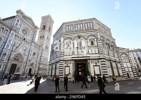 Blick auf die Kathedrale Santa Maria del Fiore (links) und auf der rechten St. Johannes Baptisterium (San Giovanni), eine der ältesten Kirchen in Florenz, Italien, am 8. Februar 2023. Die Mosaiken der Taufkirche haben unter Regenwasser gelitten und wurden auch durch Erdbeben und die Überschwemmung beschädigt, die die Stadt 1966 verwüstet hat. Die Mosaikdecke des Florenzer Baptisteriums, eine Reihe von Mosaiken, die die innere Kuppel und Affen bedecken, ist einer der wichtigsten Zyklen mittelalterlicher italienischer Mosaiken, die zwischen 1225 und um 1330 mit Designs großer florentinischer Maler geschaffen wurden. die oc Stockfoto