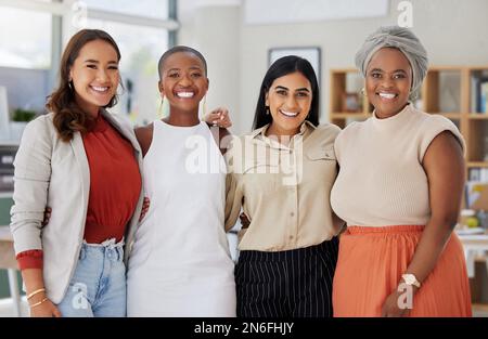 Porträt einer vielfältigen Gruppe lächelnder ethnischer Geschäftsfrauen, die im Büro zusammenstehen. Ehrgeiziges, glückliches und selbstbewusstes professionelles Team von Stockfoto