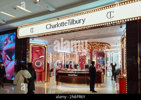 SHANGHAI, CHINA - 10. FEBRUAR 2023 - Menschen gehen vorbei an einem CharlotteTilbury Store in Shanghai, China, 10. Februar 2023. CharlotteTilbury ist ein Make-up br Stockfoto