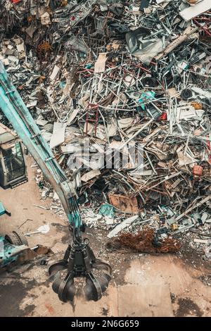 Metallschrottplatz in einem Industriegebiet, vertikal Stockfoto