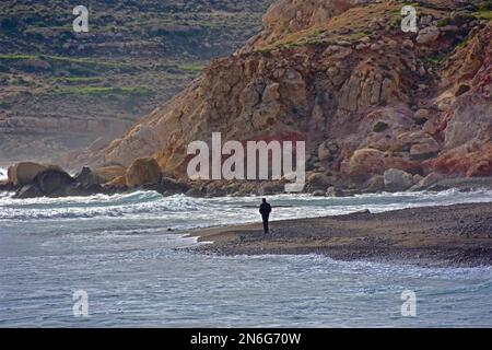 Mann vor dem Felsgesicht auf hügeligem Meer, gequetschtes Meer, Las Negras, Cabo de Gata, Almeria, Andalusien, Spanien Stockfoto