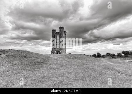 Broadway Tower Aussichtsturm auf einem Hügel, Beacon Hill, Broadway, Cotswolds, Worcestershire, England, Vereinigtes Königreich Stockfoto