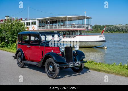 Oldtimer Hillman Minx gebaut 1933, 3 Gänge, 1, 185 ccm Hubraum, 4 Zylinder, 30 ps, 950 kg Gewicht, vor dem Ereignisschiff MS Stadt Wien, Österreich Stockfoto