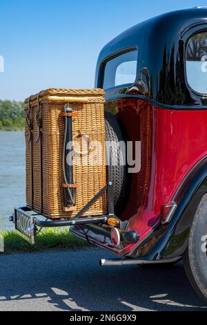 Oldtimer Hillman Minx Baujahr 1933, 3 Gänge, 1,185 ccm Fassungsvermögen, 4 Zylinder, 30 ps, 950 kg Gewicht, Transportkorb mit Luftpumpe Stockfoto