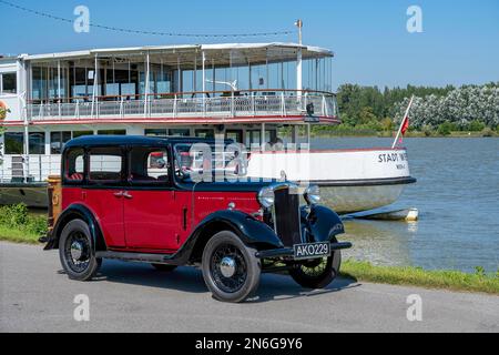 Oldtimer Hillman Minx gebaut 1933, 3 Gänge, 1, 185 ccm Hubraum, 4 Zylinder, 30 ps, 950 kg Gewicht, vor dem Ereignisschiff MS Stadt Wien, Österreich Stockfoto