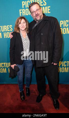 Edie Falco und Stephen Wallem nehmen am 9. Februar 2023 an der Eröffnungsnacht des Stücks „Pictures from Home“ am Broadway im Studio 54 in New York Teil Stockfoto