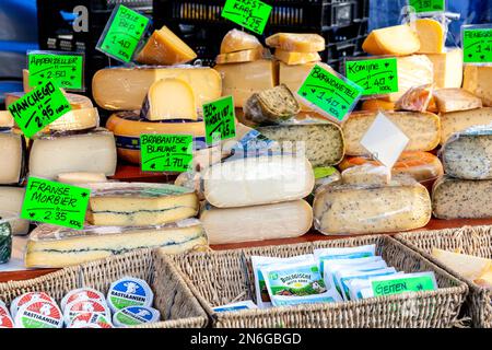 Auswahl an Käsesorten in einem Verkaufsstand auf dem Nieuwmarkt Farmers' Market, Amsterdam, Niederlande Stockfoto