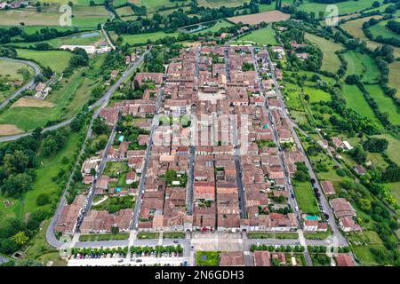 Drohnenaufnahme, Luftaufnahme der historischen Altstadt von Monpazier, Departement Dordogne, Nouvelle-Aquitaine, Frankreich Stockfoto