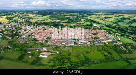 Drohnenaufnahme, Luftaufnahme der historischen Altstadt von Monpazier und der umliegenden Landschaft mit Wiesen und Feldern, Departement Dordogne Stockfoto