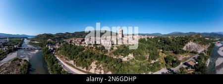 Drohnenaufnahme, unvergleichliches Panorama der historischen Altstadt mit Schloss und den Flüssen Rio Cinca und Ara, Ainsa, Provinz Huesca, Spanien Stockfoto