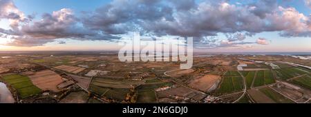 Panoramablick aus der Vogelperspektive, Drohnenfoto, auf die Landschaft in der Camargue mit breitem Blick über die Landschaft nach Saintes-Maries-de-la-Mer und dem Stockfoto