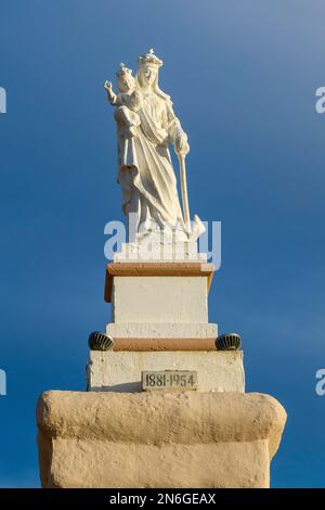 Statue von Madonna Mary Mutter Gottes auf Ramla Bay Beach, Gozo Island, Malta Stockfoto