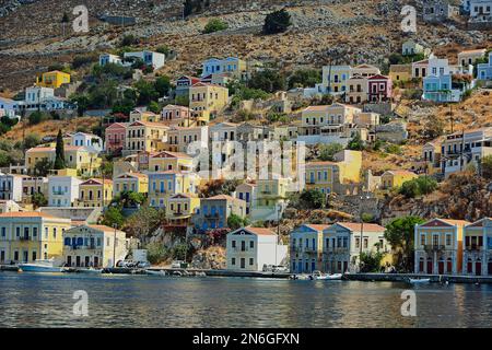 Blick auf den Hügel von Symi, Symi Island, Griechenland Stockfoto