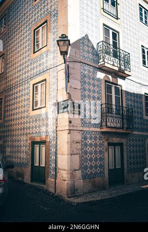 Hausfassaden, enge Gassen, Gassen und Treppen, in einer historischen Altstadt. Wunderschöner urbaner Ort, Alfama am Morgen mit Asulejos - typisch Stockfoto