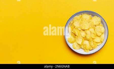 Draufsicht Chips Schale gelber Hintergrund. Auflösung und hochwertige Fotos Stockfoto