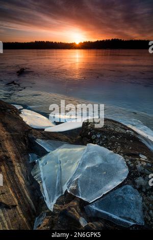 Eisformationen und frühmorgendlicher Sonnenaufgang im Winter am See Vansjø, Østfold, Norwegen, Skandinavien. Stockfoto