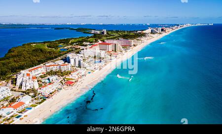 Die Hotelzone mit dem türkisfarbenen Wasser von Cancun, Quintana Roo, Mexiko Stockfoto