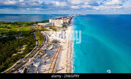 Die Hotelzone mit dem türkisfarbenen Wasser von Cancun, Quintana Roo, Mexiko Stockfoto