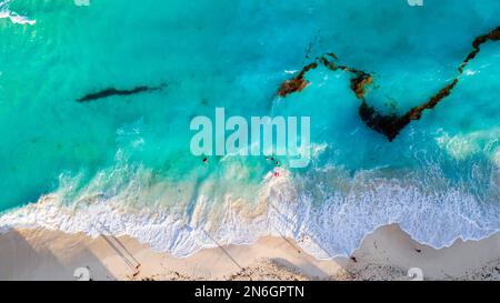 Aus der Vogelperspektive des türkisfarbenen Wassers von Cancun, Quintana Roo, Mexiko Stockfoto