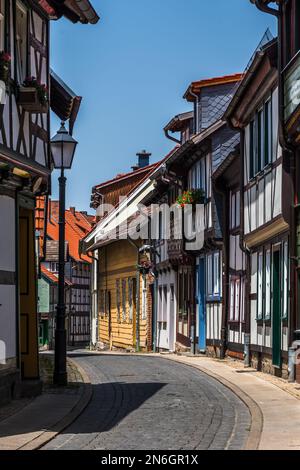 Straße mit Fachwerkhäusern in Wernigerode, Harz, Sachsen-Anhalt, Deutschland. Vertikal. Stockfoto