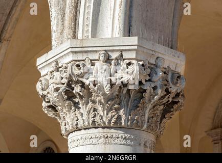 Nahaufnahme der Kolonnaden-Säule, Dogenpalast, Palazzo Ducale, Piazza San Marco, Markusplatz, Venedig, Italien Stockfoto