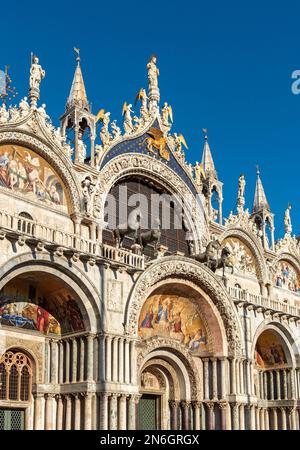 Westfassade des Markusdoms, Piazza San Marco, Venedig, Italien Stockfoto