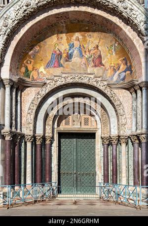 Westportal, Markusdom, Piazza San Marco, Venedig, Italien Stockfoto