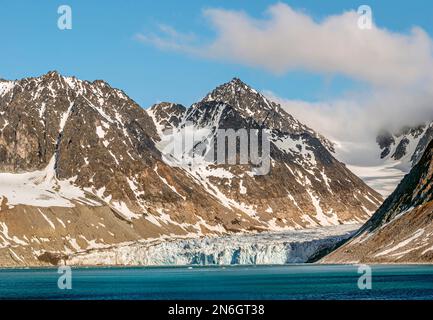 Gullybukta und Gullybreen-Gletscher im Magdalenefjorden in Svalbard, Norwegen Stockfoto