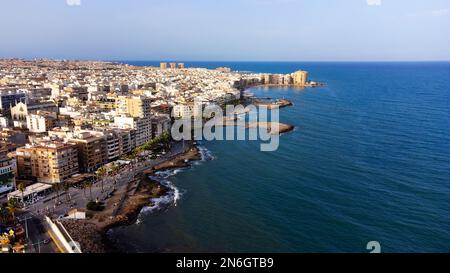 Wunderschöner Blick aus der Vogelperspektive auf die Promenade und die Strände der Stadt Torrevieja, Spanien Stockfoto