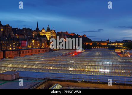 Großes Glasdach und Gebäude in der Blue Hour, Waverley Station, Altstadt, Edinburgh, Schottland, Vereinigtes Königreich Stockfoto