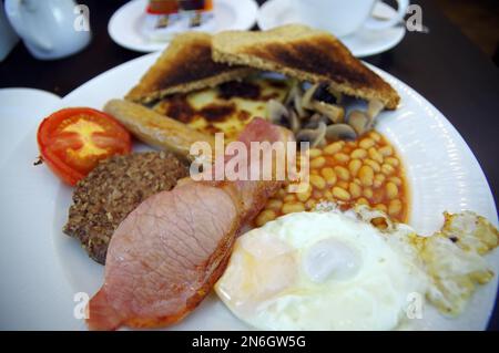 Bohnen, Schinken, Spiegeleier, Toast, Würstchen, Tomaten, schwarzer Pudding, schottisches Frühstück, Großbritannien Stockfoto