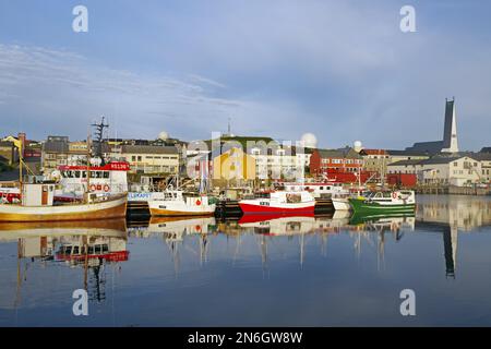 Fischerboote und Kirche spiegelten Vardoe, Varanger Halbinsel, Finnmark, Norwegen Stockfoto