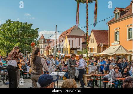 Fröhliche Menschen tanzen während des Herbst und Weinfest Radebeul 2022 in Altkötschenbroda, Sachsen Stockfoto