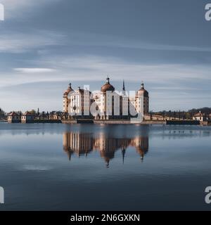 Ein Luftblick auf Schloss Moritzburg, umgeben vom Wasser Stockfoto