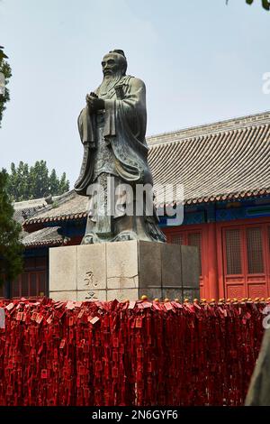 Konfuzius-Statue im Konfuzius-Tempel, Peking, China Stockfoto