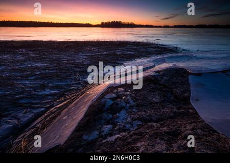 Eisformationen und frühmorgendlicher Sonnenaufgang im Winter am See Vansjø, Østfold, Norwegen, Skandinavien. Stockfoto