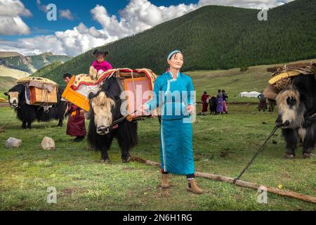 Die Nomadenfamilie zieht im Sommer mit Yaks um. Provinz Bayanhongor, Mongolei Stockfoto