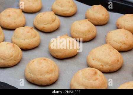 Französische Käsepuffs. Frisch gebackene französische Käse-Minibrötchen, selektiver Fokus, geringe Feldtiefe Stockfoto