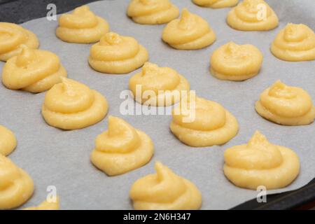 Französische Käsepuffs. Gogeres französisches Gebäck auf einer Tropfpfpfanne vor dem Backen Stockfoto