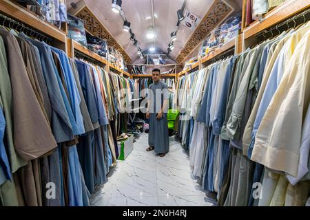 Mann in seinem Kleiderladen, Ezekiels Grab, Al Kifl, Kerbala, Irak Stockfoto