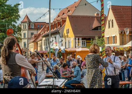 Fröhliche Menschen tanzen während des Herbst und Weinfest Radebeul 2022 in Altkötschenbroda, Sachsen Stockfoto