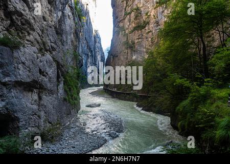 Fluss Aare fließt durch die Aare-Schlucht, Meiringen, Berner Oberland, Schweiz Stockfoto