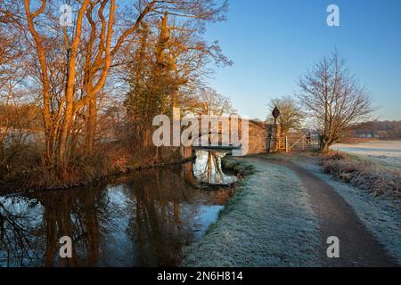 Wintersonnenaufgang am Brecon und Monmouthshire Canal, in der Nähe von Abergavenny. Stockfoto