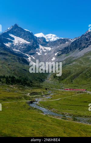 UNESCO-Weltkulturerbe Rhaetian Railway über den Bernina Pass, Schweiz Stockfoto