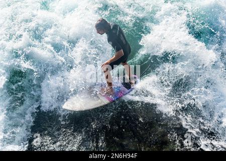 Surfer unter der Untere Schleuse Brücke Surfen auf der Aare, Thun, Schweiz Stockfoto