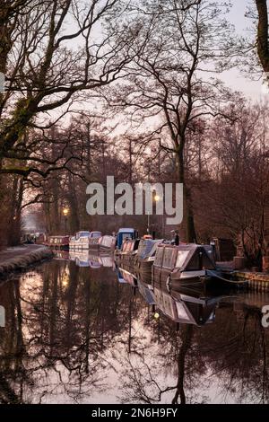 Wintersonnenaufgang am Brecon und Monmouthshire Canal, an der Goytre Wharf. Stockfoto